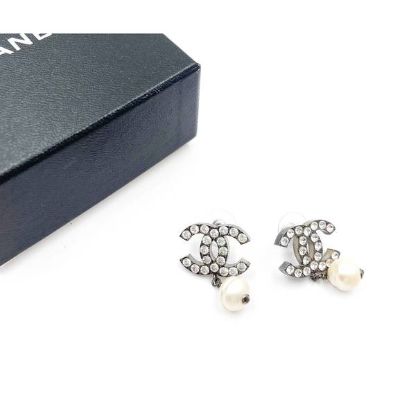 CHANEL Gunmetal CC Crystal Faux Baroque Pearl Dangle Piercing Earrings - Picture 2 of 3